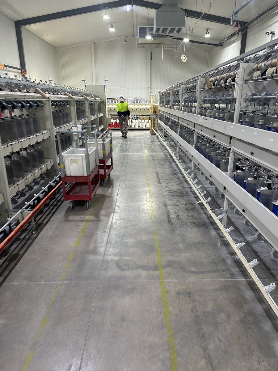 Yarn creel system on a textile production line